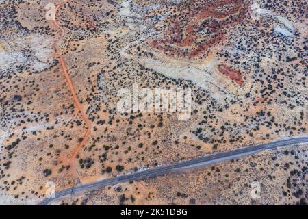 Landschaftlich reizvolle Luftaufnahme des langen Highways, der durch unwegsames Gelände des Scenic Byway 12 in Utah an einem sonnigen Tag in den Vereinigten Staaten führt Stockfoto