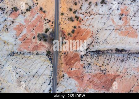 Landschaftlich reizvolle Luftaufnahme des langen Highways, der durch unwegsames Gelände des Scenic Byway 12 in Utah an einem sonnigen Tag in den Vereinigten Staaten führt Stockfoto