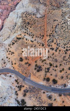 Landschaftlich reizvolle Luftaufnahme des langen Highways, der durch unwegsames Gelände des Scenic Byway 12 in Utah an einem sonnigen Tag in den Vereinigten Staaten führt Stockfoto