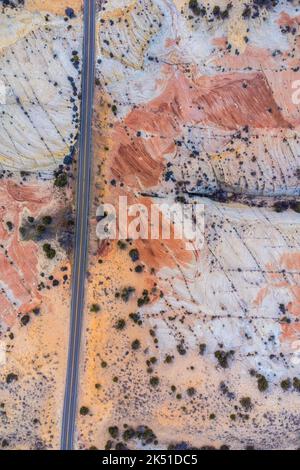 Landschaftlich reizvolle Luftaufnahme des langen Highways, der durch unwegsames Gelände des Scenic Byway 12 in Utah an einem sonnigen Tag in den Vereinigten Staaten führt Stockfoto