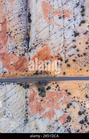 Landschaftlich reizvolle Luftaufnahme des langen Highways, der durch unwegsames Gelände des Scenic Byway 12 in Utah an einem sonnigen Tag in den Vereinigten Staaten führt Stockfoto