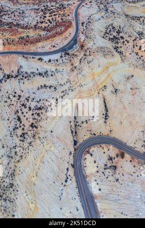 Landschaftlich reizvolle Luftaufnahme des langen Highways, der durch unwegsames Gelände des Scenic Byway 12 in Utah an einem sonnigen Tag in den Vereinigten Staaten führt Stockfoto