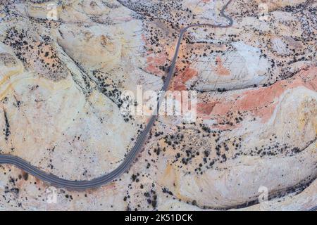 Landschaftlich reizvolle Luftaufnahme des langen Highways, der durch unwegsames Gelände des Scenic Byway 12 in Utah an einem sonnigen Tag in den Vereinigten Staaten führt Stockfoto