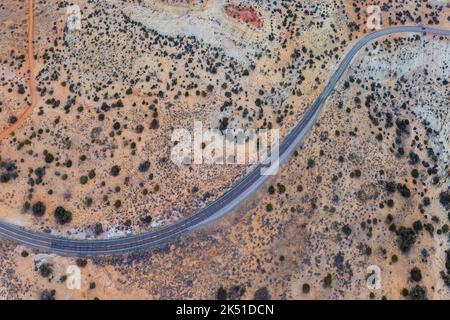 Landschaftlich reizvolle Luftaufnahme des langen Highways, der durch unwegsames Gelände des Scenic Byway 12 in Utah an einem sonnigen Tag in den Vereinigten Staaten führt Stockfoto