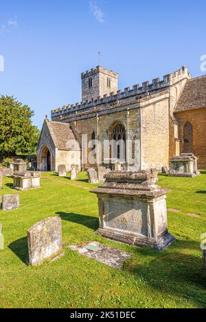 Im Hochsommer ist es am frühen Morgen hell auf der sächsischen Kirche St. Mary im Cotswold-Dorf Bibury, Gloucestershire, England Stockfoto