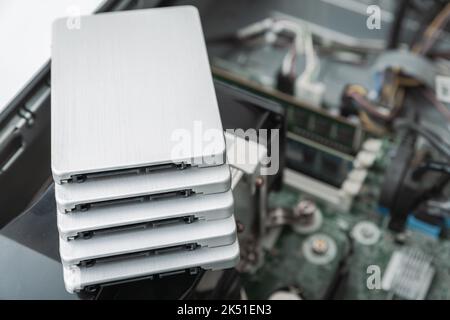 Geschlossene Ansicht der SSD-Festplattenlaufwerke auf dem Desktop-PC des Unternehmens Stockfoto