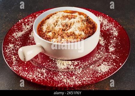 Köstliche Auberginen-Parmesan-Gerichte, die während des Abendessens im Restaurant in einem Keramiktopf serviert werden Stockfoto