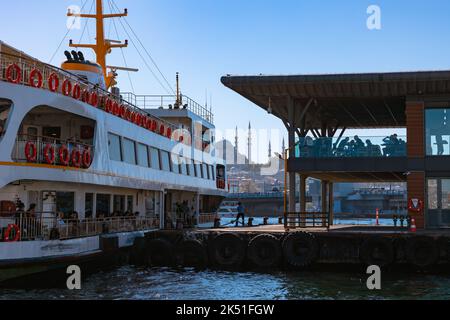 Reise nach Istanbul. Fähre in der Nähe des Karakoy Pier und der Suleymaniye Moschee im Hintergrund. Istanbul Türkei - 9.30.2022 Stockfoto