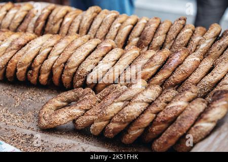 Türkische Bagels an einem Stall, Außenaufnahmen Stockfoto