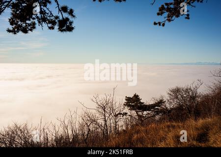 Wolken ziehen zwischen felsigen Klippen in der Triester Landschaft Stockfoto