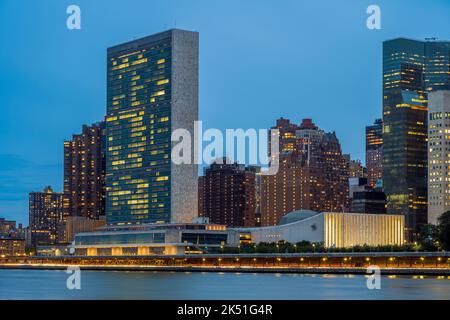 Das Hauptquartier der Vereinten Nationen in der Dämmerung, Manhattan, New York, USA Stockfoto