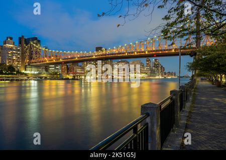 Queensboro Bridge bei Nacht, Roosevelt Island, New York, USA Stockfoto