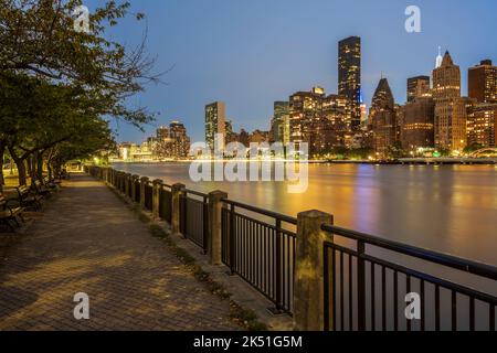 Skyline von Midtown Manhattan und East River, Roosevelt Island, New York, USA Stockfoto