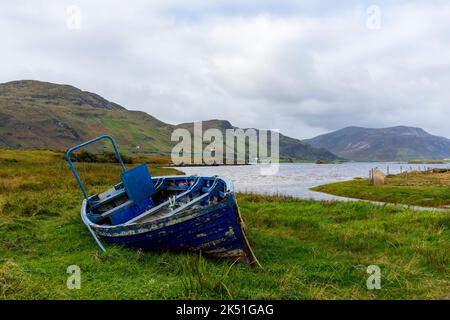 Altes Küstenmuschelfischboot an der Küste des Wild Atlantic Way in der Nähe von Ardara, County Donegal, Irland Stockfoto