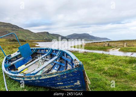 Altes Küstenmuschelfischboot an der Küste des Wild Atlantic Way in der Nähe von Ardara, County Donegal, Irland Stockfoto