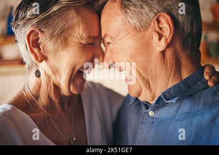 Glückliches Seniorenpaar, Lachen und Stirngesichter in freudigem Glück und Liebe für die Beziehung zu Hause. Nahaufnahme von älteren Männern und Frauen Stockfoto