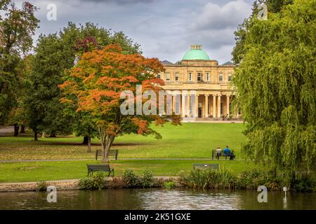 Pittville Pump Room im Herbst, Pittville Park, Cheltenham Spa, Gloucestershire, England Stockfoto