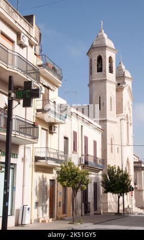 Straßenszene mit der Kirche des Heiligen Kreuzes, Rosolini, Provinz Siracusa (Syrakus), Sizilien, Italien. Diese schöne Kirche, schwer bombardiert Durin Stockfoto