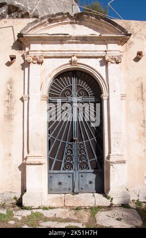 Kapelle des Heiligen Kreuzes, große Schlucht von Rosolini, Rosolini, Provinz Siracusa (Syrakus), Sizilien, Italien. Die Legende besagt, dass eine Kuh zu ihr kommen würde Stockfoto