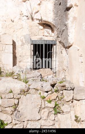 Kapelle des Heiligen Kreuzes, große Schlucht von Rosolini, Rosolini, Provinz Siracusa (Syrakus), Sizilien, Italien. Die Legende besagt, dass eine Kuh zu ihr kommen würde Stockfoto