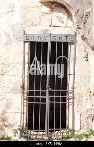 Kapelle des Heiligen Kreuzes, große Schlucht von Rosolini, Rosolini, Provinz Siracusa (Syrakus), Sizilien, Italien. Die Legende besagt, dass eine Kuh zu ihr kommen würde Stockfoto