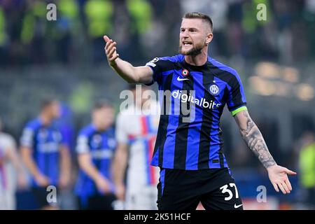 Mailand, Italien. 04. Oktober 2022. Milan Skriniar vom FC Internazionale reagiert am 4. Oktober 2022 beim UEFA Champions League Group Stage Match zwischen dem FC Internazionale und dem FC Barcelona im Stadio San Siro, Mailand, Italien. Kredit: Giuseppe Maffia/Alamy Live Nachrichten Stockfoto
