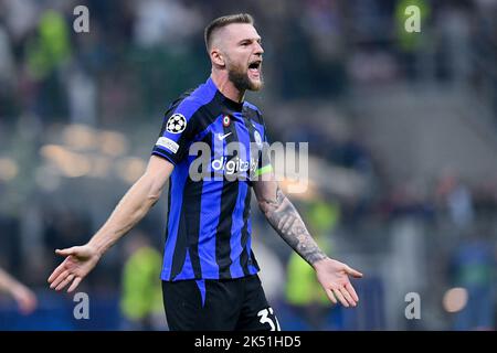Mailand, Italien. 04. Oktober 2022. Milan Skriniar vom FC Internazionale reagiert am 4. Oktober 2022 beim UEFA Champions League Group Stage Match zwischen dem FC Internazionale und dem FC Barcelona im Stadio San Siro, Mailand, Italien. Kredit: Giuseppe Maffia/Alamy Live Nachrichten Stockfoto