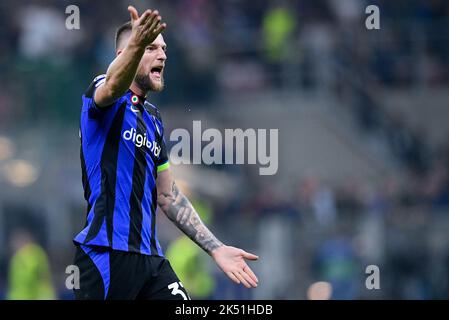 Mailand, Italien. 04. Oktober 2022. Milan Skriniar vom FC Internazionale reagiert am 4. Oktober 2022 beim UEFA Champions League Group Stage Match zwischen dem FC Internazionale und dem FC Barcelona im Stadio San Siro, Mailand, Italien. Kredit: Giuseppe Maffia/Alamy Live Nachrichten Stockfoto