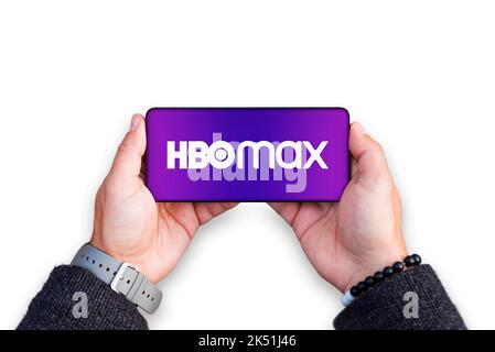 Belgrad, Serbien - 05. Oktober 2022: Smartphone in den Händen halten und HBO-Logo auf dem Bildschirm. HBO Max ist ein amerikanisches Abo-Video-on-Demand-Service Stockfoto