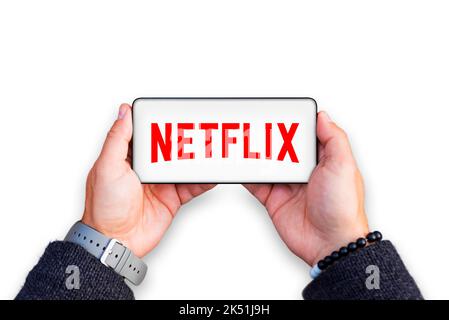 Belgrad, Serbien - 05. Oktober 2022: Smartphone in den Händen halten mit Netflix-Logo auf dem Bildschirm. Netflix ist ein TV-Show- und Film-Streaming-Dienst Stockfoto