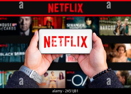 Belgrad, Serbien - 05. Oktober 2022: Smartphone in den Händen halten mit Netflix-Logo auf dem Bildschirm. Netflix ist ein TV-Show- und Film-Streaming-Dienst Stockfoto