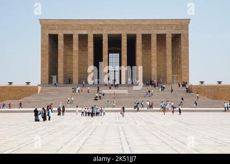 ANKARA, TURKIYE - 05. JUNI 2022: Die Menschen besuchen Anitkabir, wo sich das Mausoleum von Atatürk befindet, dem Gründer und ersten Präsidenten der Republik Turkiye. Stockfoto