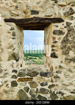 Malerischer Blick durch das Fenster der Schlupfloch in der Wand der alten Rupa Festung in Rumänien. Die Festung wurde auf den Ruinen der ehemaligen dakischen Verteidigungsanlage errichtet Stockfoto