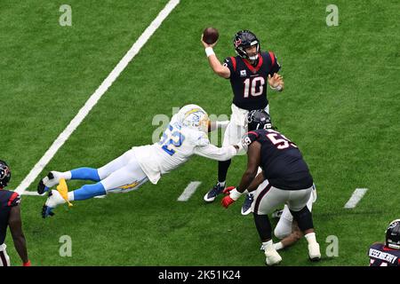 Khalil Mack (52) von Los Angeles Chargers taucht und säcke Houston Texans Quarterback Davis Mills (10) im dritten Quartal des NFL Football Stockfoto