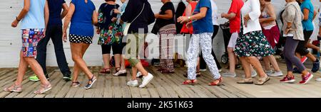 Gruppe von Senioren, die auf der Straße tanzen. Gesundheit für ältere Menschen Stockfoto