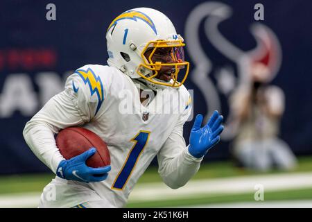 DeAndre Carter (1), der breite Empfänger der Los Angeles Chargers, gibt einen Startschuss im vierten Quartal des NFL Football Game zwischen dem Los Angeles Charger zurück Stockfoto