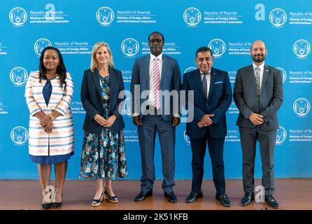 (Von links nach rechts) die Ständige Sekretärin Clementine Mukeka, die Gräfin von Wessex, die Außenministerin Prof. Nshuti Manasse, Lord Ahmad und der britische Hochkommissar in Ruanda Omar Daair während eines Besuchs im Ministerium für auswärtige Angelegenheiten und internationale Zusammenarbeit in Kigali, Ruanda. Bilddatum: Mittwoch, 5. Oktober 2022. Stockfoto