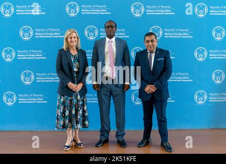 Die Gräfin von Wessex trifft den Außenminister, Prof. Nshuti Manasse, zusammen mit Lord Ahmad (rechts) bei einem Besuch im Ministerium für auswärtige Angelegenheiten und internationale Zusammenarbeit in Kigali, Ruanda. Bilddatum: Mittwoch, 5. Oktober 2022. Stockfoto