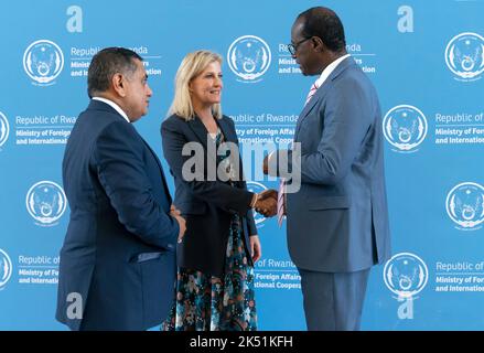 Die Gräfin von Wessex trifft den Staatsminister für auswärtige Angelegenheiten, Prof. Nshuti Manasse (rechts), zusammen mit Lord Ahmad während eines Besuchs im Ministerium für auswärtige Angelegenheiten und internationale Zusammenarbeit in Kigali, Ruanda. Bilddatum: Mittwoch, 5. Oktober 2022. Stockfoto