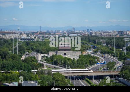 (221005) -- PEKING, 5. Oktober 2022 (Xinhua) -- das Foto vom 16. August 2022 zeigt einen Zug, der am Yongdingmen-Tor in Peking, der Hauptstadt Chinas, vorbeifährt. Laut der National Cultural Heritage Administration haben die chinesischen Behörden geplant, die Pekinger Zentralachse als Chinas Bewerbungsprojekt für das Weltkulturerbe im Jahr 2024 zu empfehlen.die Pekinger Zentralachse ist 7,8 Kilometer lang, Ausgehend vom Yongding Gate im Süden der Stadt und endend mit dem Drum Tower und dem Glockenturm im Norden. Die meisten der großen Altstadtgebäude von Peking befinden sich entlang dieser Achse. Die Mittelachse ist die b Stockfoto