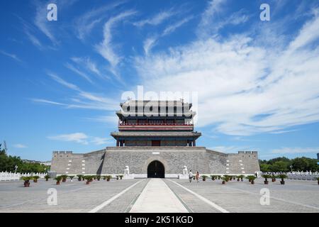 (221005) -- PEKING, 5. Oktober 2022 (Xinhua) -- Menschen besuchen das Yongdingmen-Tor in Peking, der Hauptstadt von China, 16. August 2022. Laut der National Cultural Heritage Administration haben die chinesischen Behörden geplant, die Pekinger Zentralachse als Chinas Bewerbungsprojekt für das Weltkulturerbe im Jahr 2024 zu empfehlen.die Pekinger Zentralachse ist 7,8 Kilometer lang, Ausgehend vom Yongding Gate im Süden der Stadt und endend mit dem Drum Tower und dem Glockenturm im Norden. Die meisten der großen Altstadtgebäude von Peking befinden sich entlang dieser Achse. Die Mittelachse ist das Rückgrat des alten Peking, Stockfoto