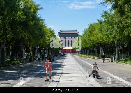 (221005) -- PEKING, 5. Oktober 2022 (Xinhua) -- zwei Kinder spielen in der malerischen Gegend der südlichen Zentralachse im Yongdingmen Park in Peking, der Hauptstadt Chinas, am 16. August 2022. Laut der National Cultural Heritage Administration haben die chinesischen Behörden geplant, die Pekinger Zentralachse als Chinas Bewerbungsprojekt für das Weltkulturerbe im Jahr 2024 zu empfehlen.die Pekinger Zentralachse ist 7,8 Kilometer lang, Ausgehend vom Yongding Gate im Süden der Stadt und endend mit dem Drum Tower und dem Glockenturm im Norden. Die meisten der großen Altstadtgebäude von Peking befinden sich entlang dieser Achse. Der Stockfoto