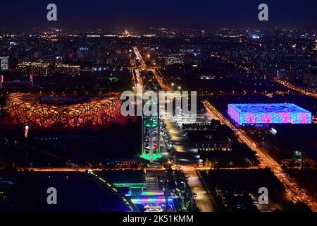 (221005) -- PEKING, 5. Oktober 2022 (Xinhua) -- das Foto vom 23. Juni 2022 zeigt eine Luftaufnahme des chinesischen Nationalstadions (L) und des Nationalen Aquatikzentrums in Peking, der Hauptstadt Chinas. Laut der National Cultural Heritage Administration haben die chinesischen Behörden geplant, die Pekinger Zentralachse als Chinas Bewerbungsprojekt für das Weltkulturerbe im Jahr 2024 zu empfehlen.die Pekinger Zentralachse ist 7,8 Kilometer lang, Ausgehend vom Yongding Gate im Süden der Stadt und endend mit dem Drum Tower und dem Glockenturm im Norden. Die meisten der großen Altstadtgebäude von Peking sind auf der anderen Stockfoto