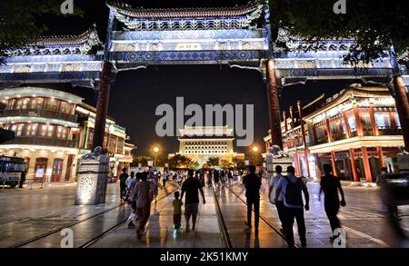 (221005) -- PEKING, 5. Oktober 2022 (Xinhua) -- Bürger besuchen die Qianmen-Straße, eine Wahrzeichen-Handelsstraße in Peking, der Hauptstadt Chinas, 6. Juli 2022. Laut der National Cultural Heritage Administration haben die chinesischen Behörden geplant, die Pekinger Zentralachse als Chinas Bewerbungsprojekt für das Weltkulturerbe im Jahr 2024 zu empfehlen.die Pekinger Zentralachse ist 7,8 Kilometer lang, Ausgehend vom Yongding Gate im Süden der Stadt und endend mit dem Drum Tower und dem Glockenturm im Norden. Die meisten der großen Altstadtgebäude von Peking befinden sich entlang dieser Achse. Die Mittelachse ist die Stockfoto