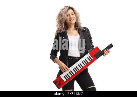Musikerin, die einen Keytar-Synthesizer spielt, isoliert auf weißem Hintergrund Stockfoto