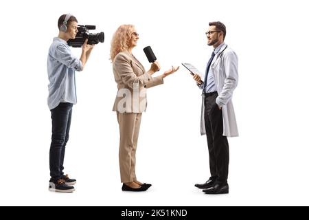 Eine Reporterin interviewte einen männlichen Arzt und einen Kameramann, der isoliert auf weißem Hintergrund Aufnahmen Stockfoto