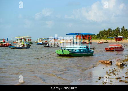 Strand. Sao Miguel dos Milagres, Alagoas, Brasilien. Kleine Boote am Toque Beach am 13. Februar 2022. Stockfoto