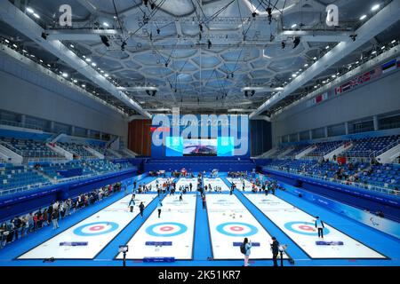 (221005) -- PEKING, 5. Oktober 2022 (Xinhua) -- Menschen besuchen das Nationale Wassersportzentrum, auch bekannt als der Eiswürfel, in Peking, der Hauptstadt Chinas, am 16. April 2022. Laut der National Cultural Heritage Administration haben die chinesischen Behörden geplant, die Pekinger Zentralachse als Chinas Bewerbungsprojekt für das Weltkulturerbe im Jahr 2024 zu empfehlen.die Pekinger Zentralachse ist 7,8 Kilometer lang, Ausgehend vom Yongding Gate im Süden der Stadt und endend mit dem Drum Tower und dem Glockenturm im Norden. Die meisten der großen Altstadtgebäude von Peking befinden sich entlang dieser Achse. Die zentrale Stockfoto