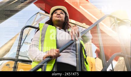Ingenieurin, schwarze Frau und Logistikmanagerin, die ihre Führungsrolle mit Sicherheitsweste und Hardhut auf dem Traktor auf dem Schifffahrtshof oder auf der Baustelle bekleidet haben Stockfoto