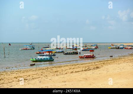 Strand. Sao Miguel dos Milagres, Alagoas, Brasilien. Kleine Boote am Toque Beach am 13. Februar 2022. Stockfoto